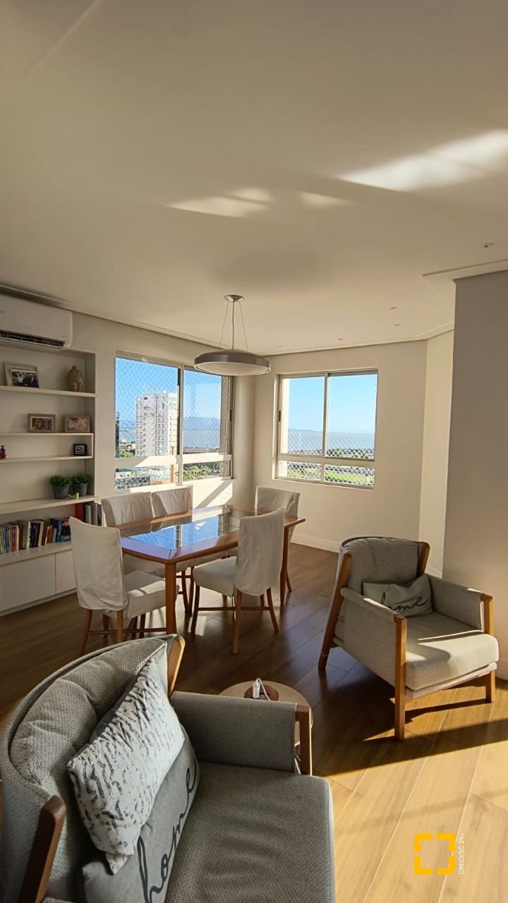 Apartamento com 142m², 4 quartos (sendo 1 suíte), 2 garagens, no bairro Centro em Florianópolis