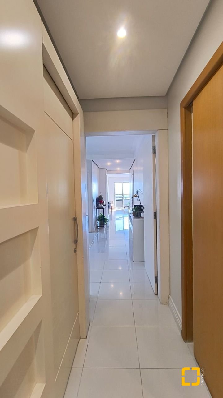 Apartamento com 142m², 4 quartos (sendo 1 suíte), 2 garagens, no bairro Centro em Florianópolis