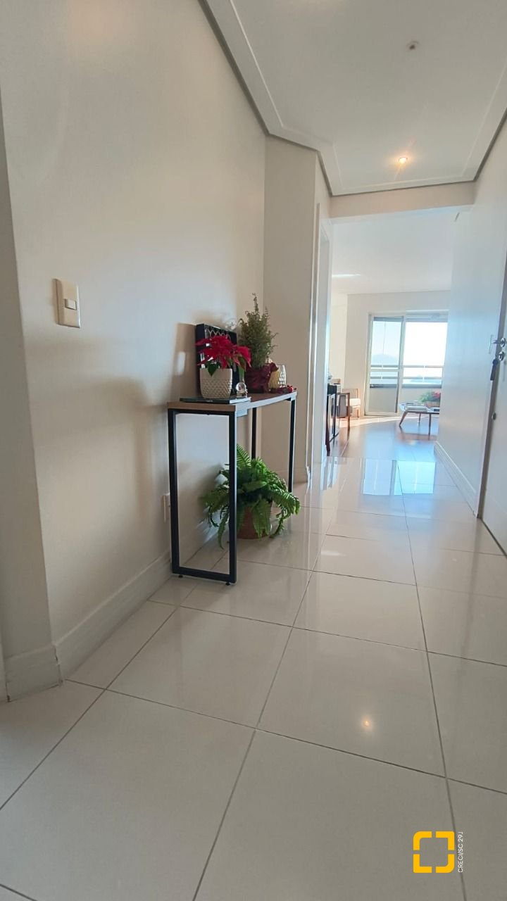 Apartamento com 142m², 4 quartos (sendo 1 suíte), 2 garagens, no bairro Centro em Florianópolis
