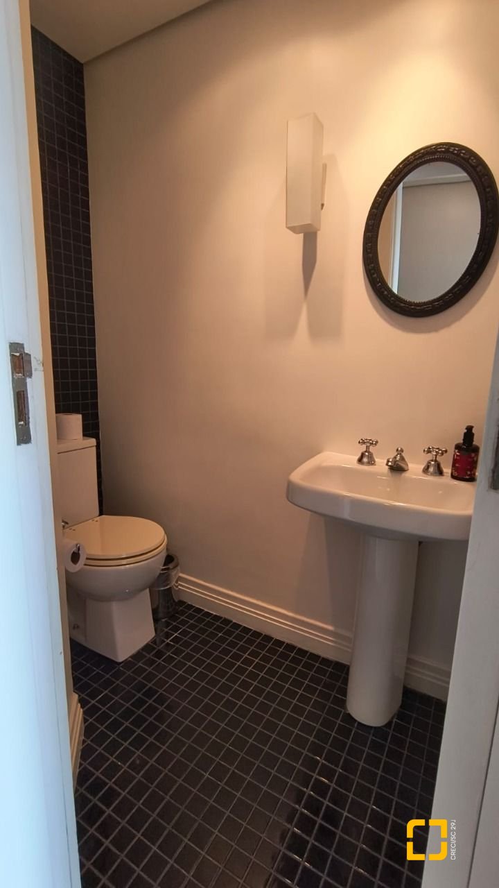 Apartamento com 142m², 4 quartos (sendo 1 suíte), 2 garagens, no bairro Centro em Florianópolis