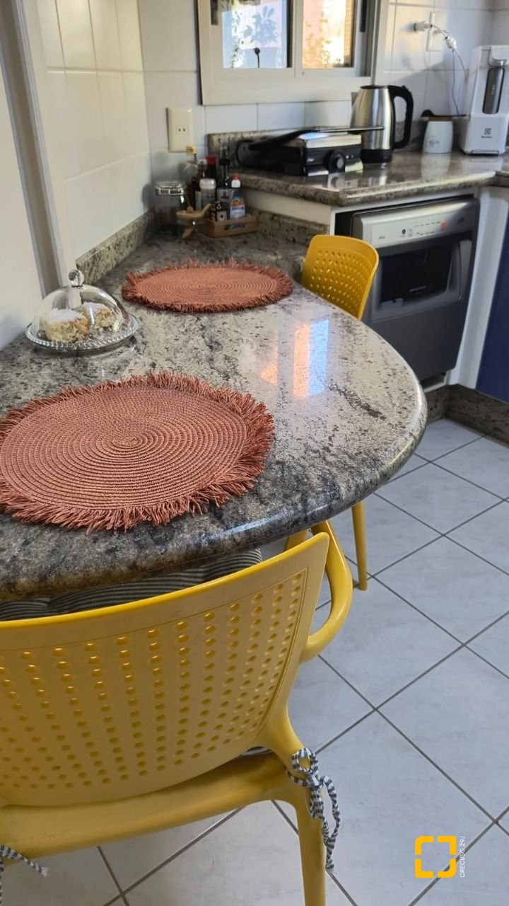 Apartamento com 142m², 4 quartos (sendo 1 suíte), 2 garagens, no bairro Centro em Florianópolis