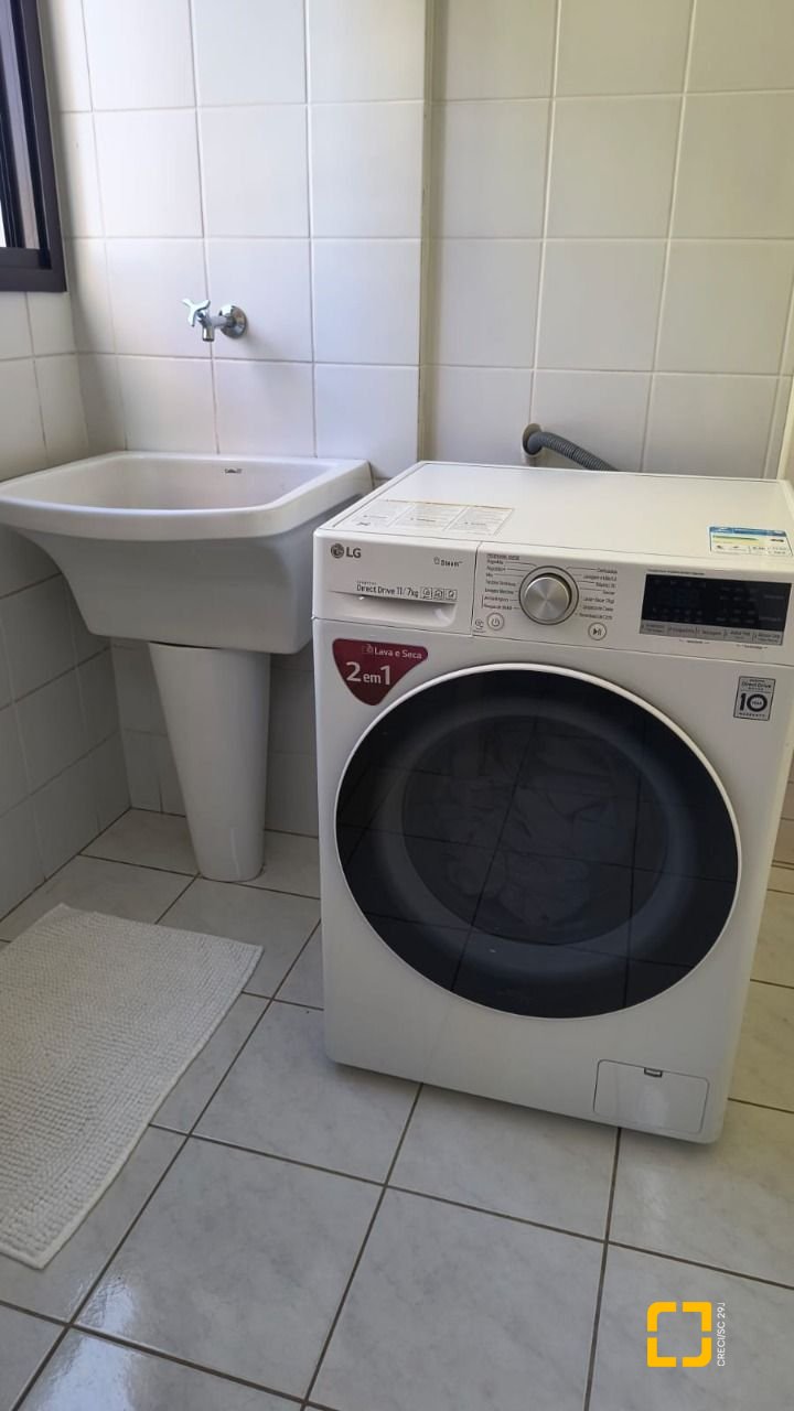 Apartamento com 142m², 4 quartos (sendo 1 suíte), 2 garagens, no bairro Centro em Florianópolis