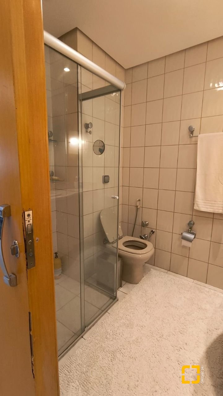 Apartamento com 142m², 4 quartos (sendo 1 suíte), 2 garagens, no bairro Centro em Florianópolis
