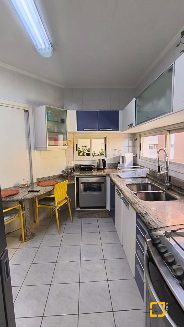 Apartamento com 142m², 4 quartos (sendo 1 suíte), 2 garagens, no bairro Centro em Florianópolis