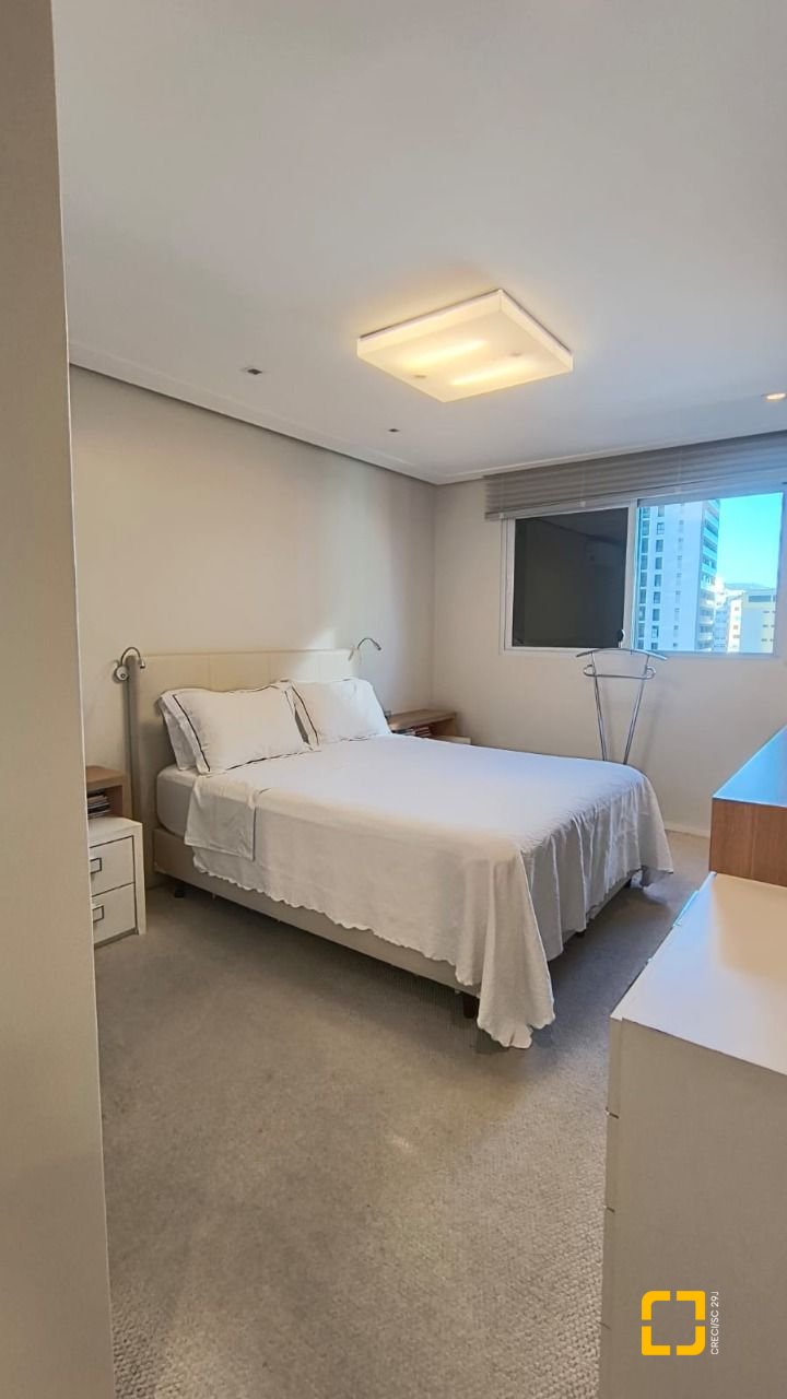 Apartamento com 142m², 4 quartos (sendo 1 suíte), 2 garagens, no bairro Centro em Florianópolis