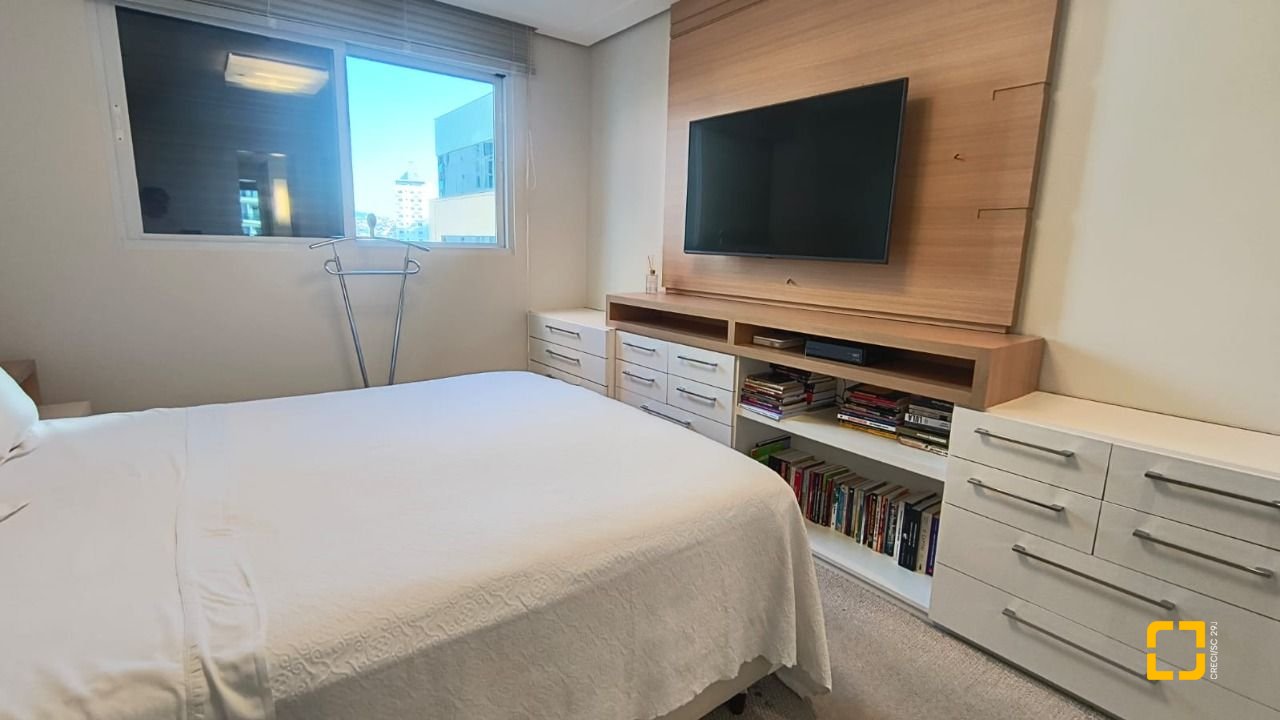 Apartamento com 142m², 4 quartos (sendo 1 suíte), 2 garagens, no bairro Centro em Florianópolis