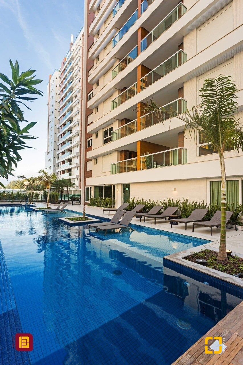 Apartamento com 170m², 3 quartos (sendo 3 suítes), 2 garagens, no bairro Beiramar em Florianópolis