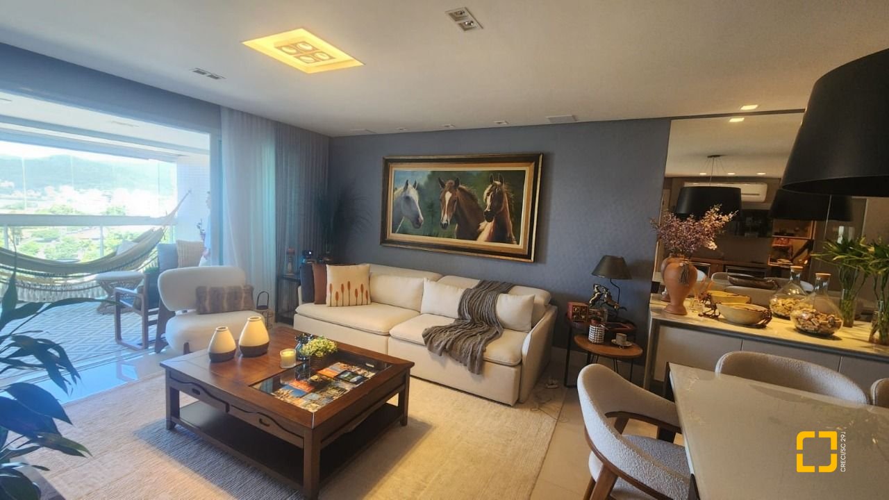 Apartamento com 170m², 3 quartos (sendo 3 suítes), 2 garagens, no bairro Beiramar em Florianópolis