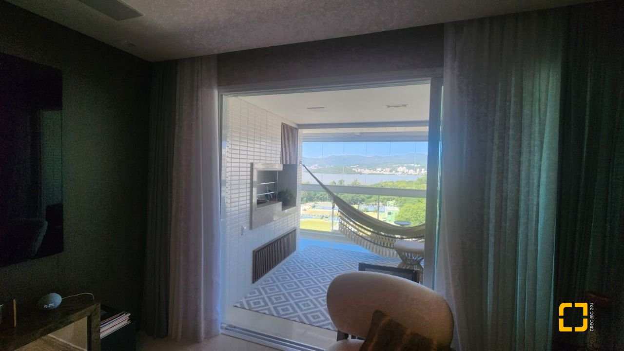 Apartamento com 170m², 3 quartos (sendo 3 suítes), 2 garagens, no bairro Beiramar em Florianópolis