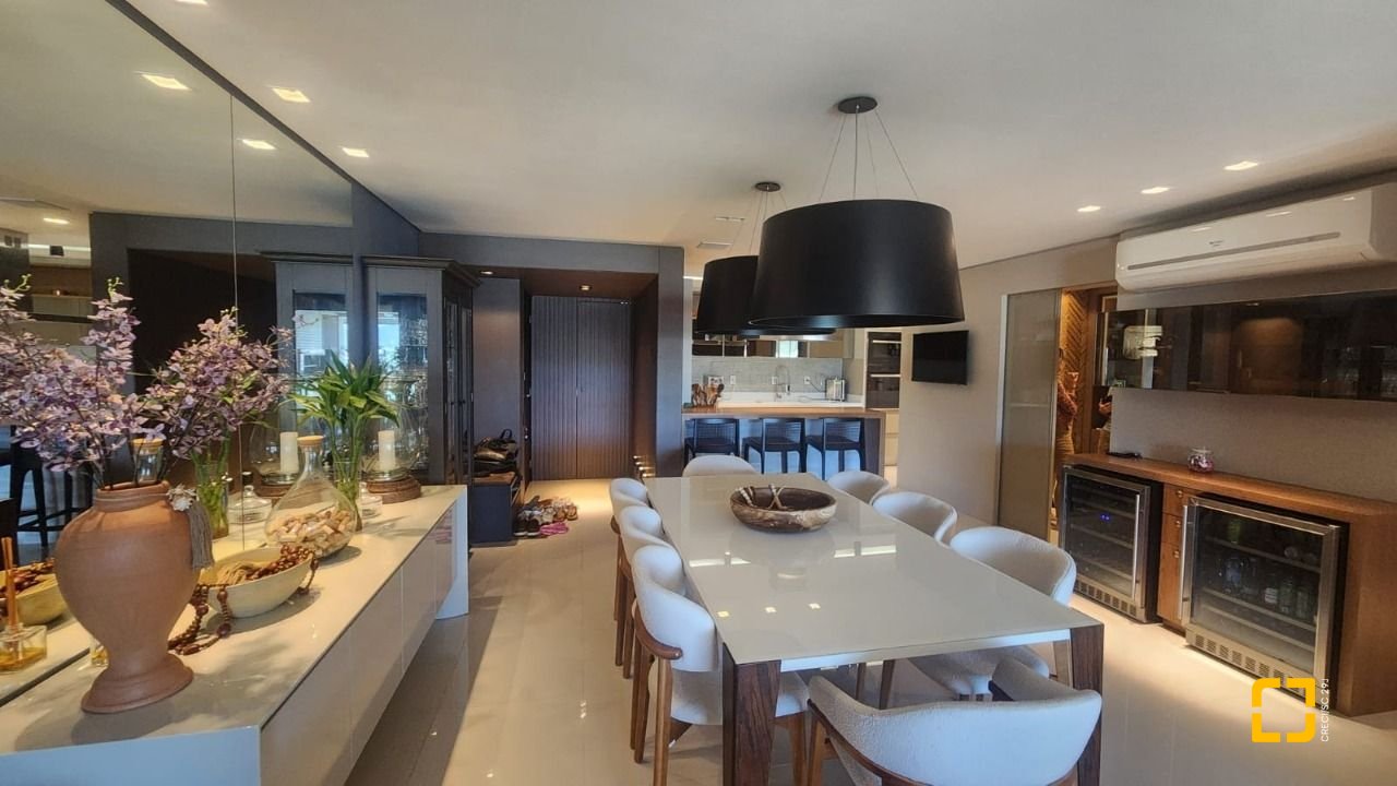 Apartamento com 170m², 3 quartos (sendo 3 suítes), 2 garagens, no bairro Beiramar em Florianópolis