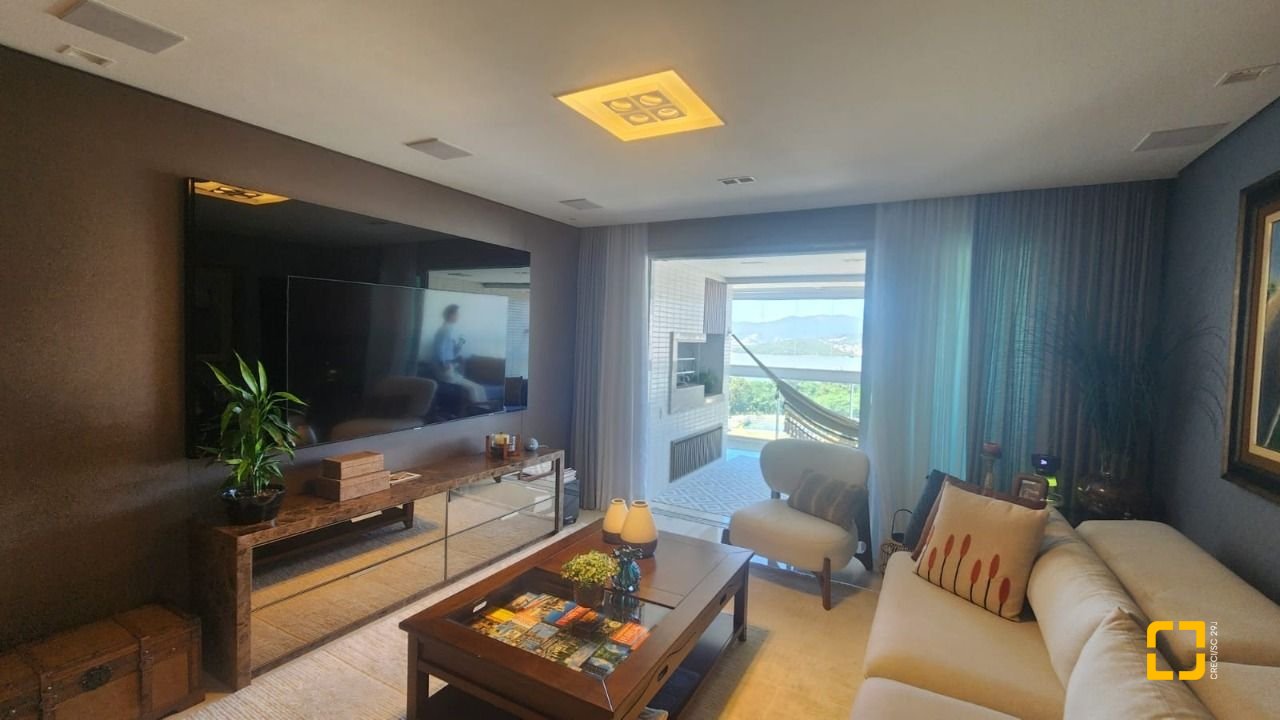 Apartamento com 170m², 3 quartos (sendo 3 suítes), 2 garagens, no bairro Beiramar em Florianópolis
