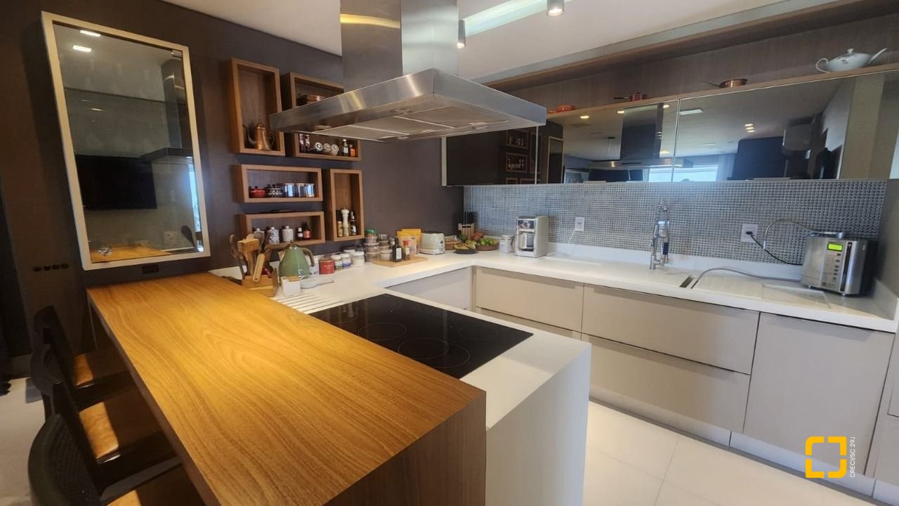 Apartamento com 170m², 3 quartos (sendo 3 suítes), 2 garagens, no bairro Beiramar em Florianópolis