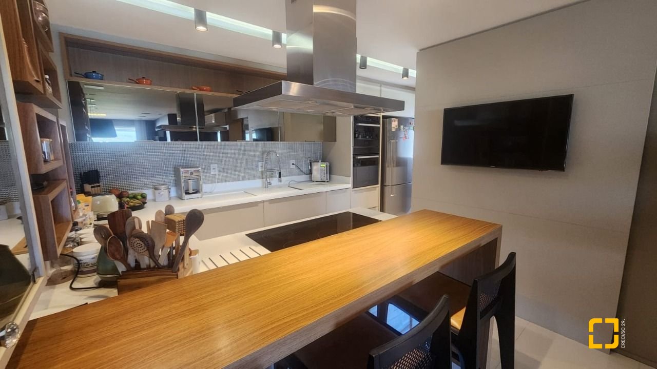 Apartamento com 170m², 3 quartos (sendo 3 suítes), 2 garagens, no bairro Beiramar em Florianópolis