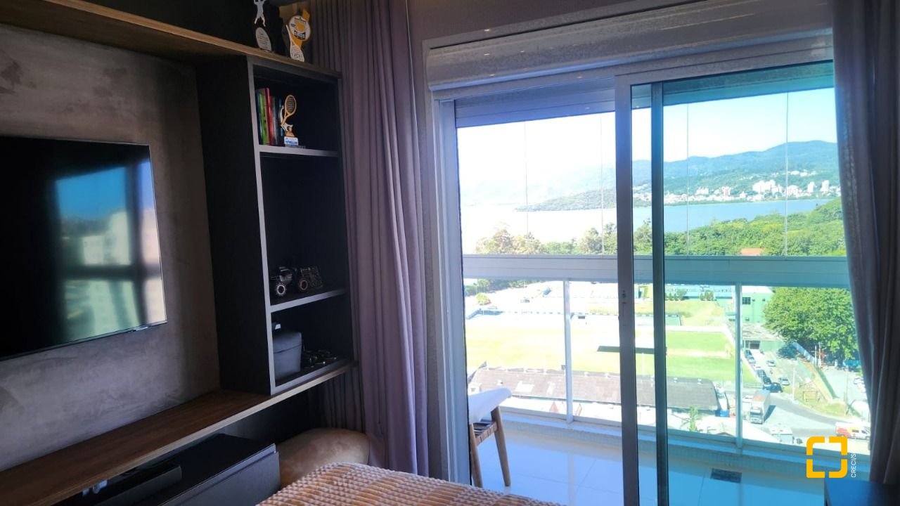 Apartamento com 170m², 3 quartos (sendo 3 suítes), 2 garagens, no bairro Beiramar em Florianópolis
