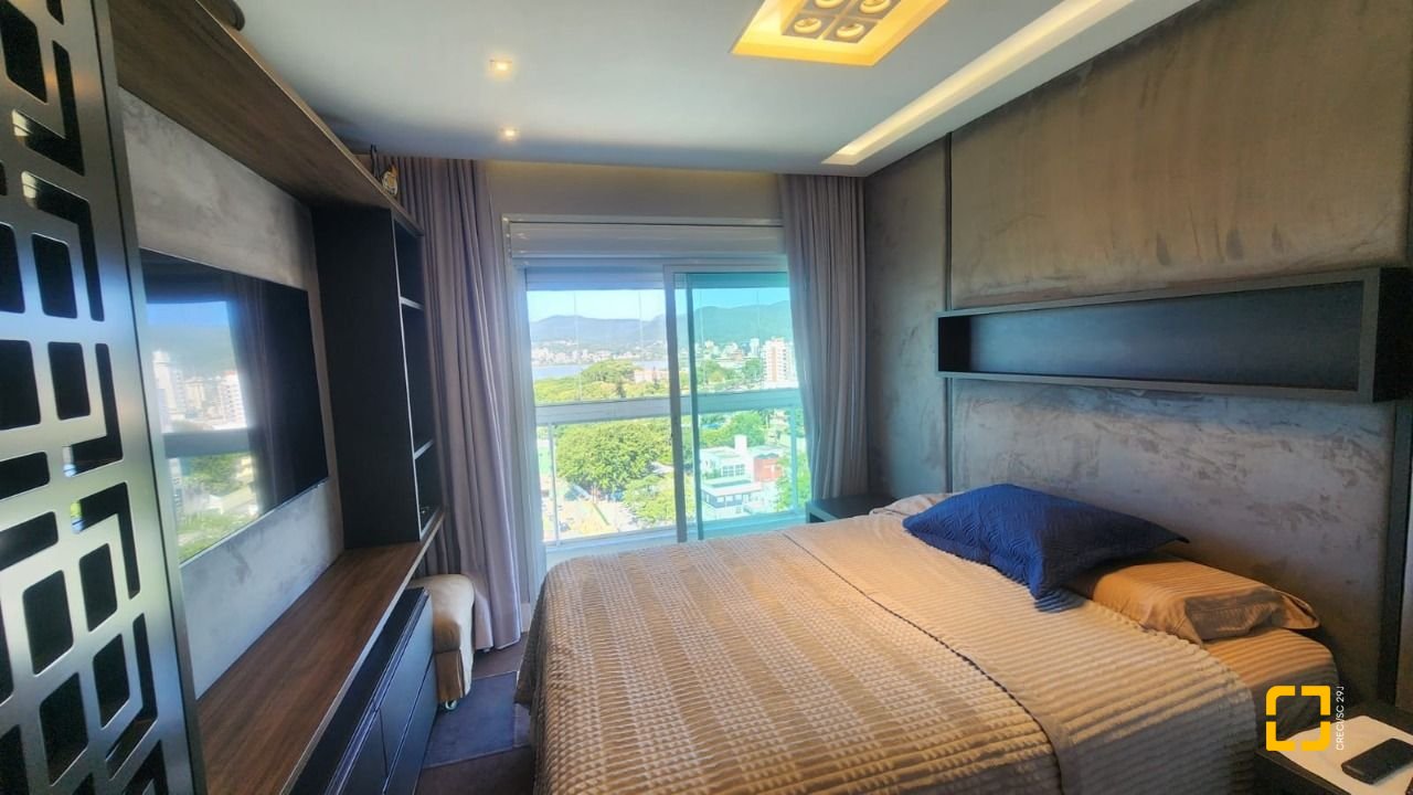 Apartamento com 170m², 3 quartos (sendo 3 suítes), 2 garagens, no bairro Beiramar em Florianópolis