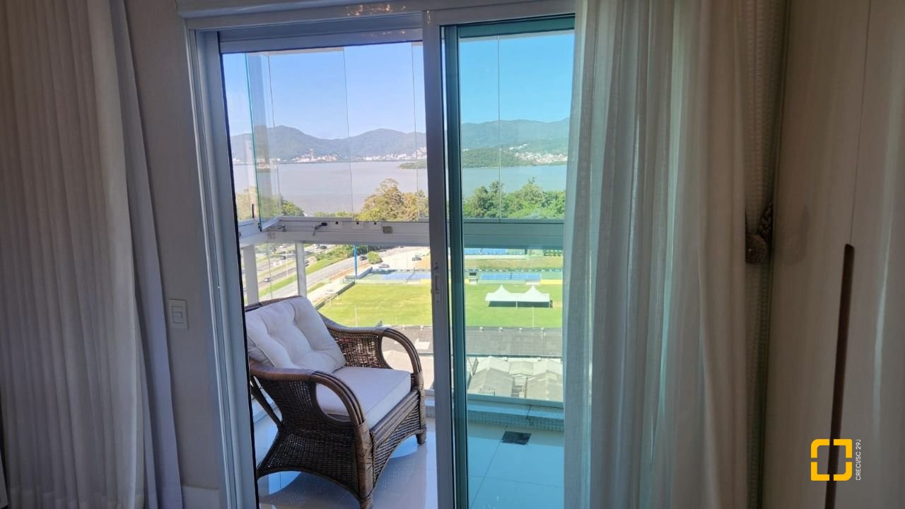 Apartamento com 170m², 3 quartos (sendo 3 suítes), 2 garagens, no bairro Beiramar em Florianópolis