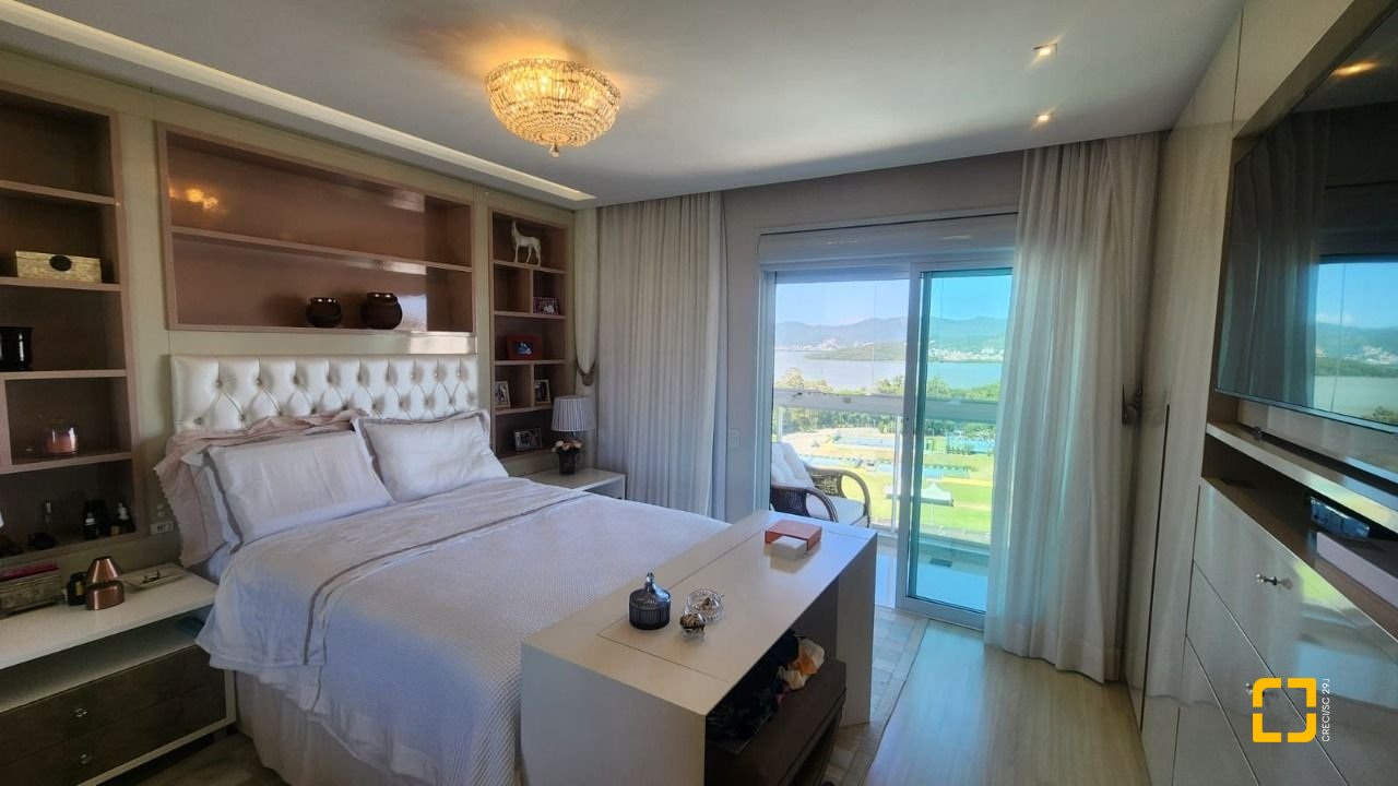 Apartamento com 170m², 3 quartos (sendo 3 suítes), 2 garagens, no bairro Beiramar em Florianópolis