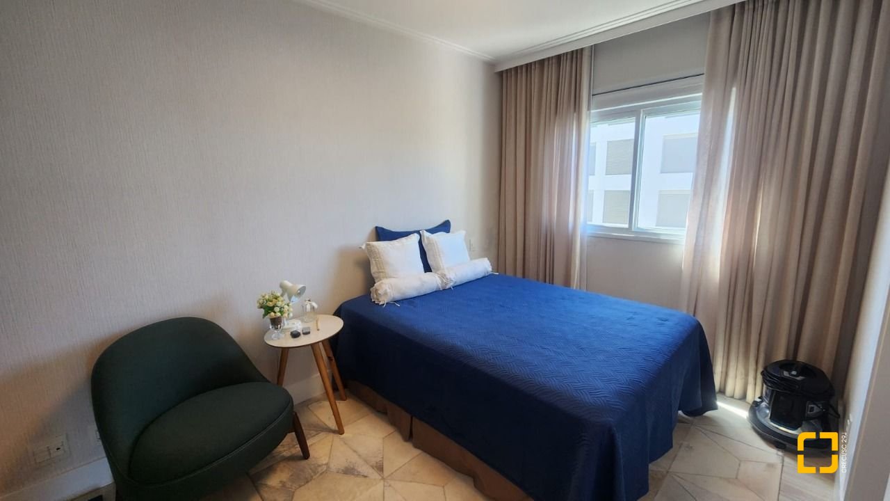 Apartamento com 170m², 3 quartos (sendo 3 suítes), 2 garagens, no bairro Beiramar em Florianópolis