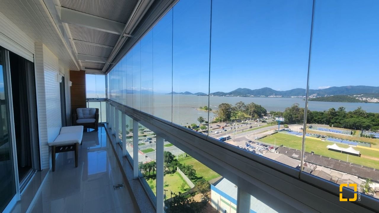 Apartamento com 170m², 3 quartos (sendo 3 suítes), 2 garagens, no bairro Beiramar em Florianópolis