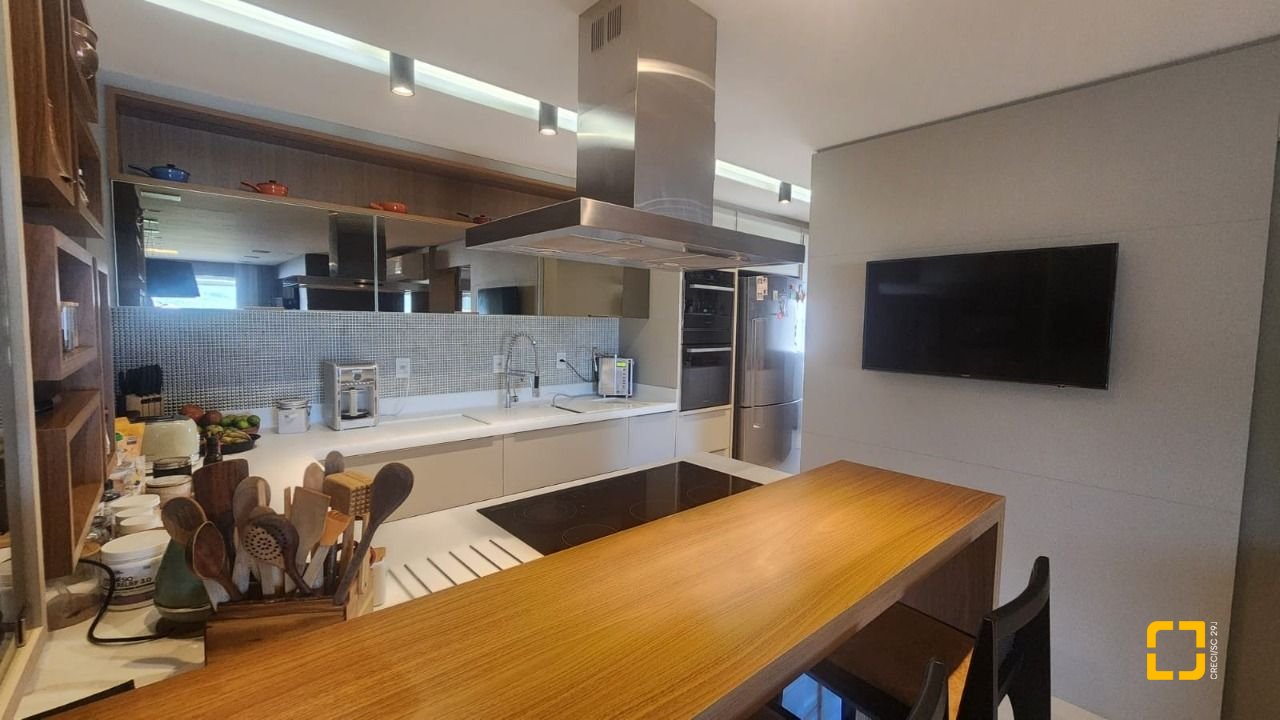 Apartamento com 170m², 3 quartos (sendo 3 suítes), 2 garagens, no bairro Beiramar em Florianópolis