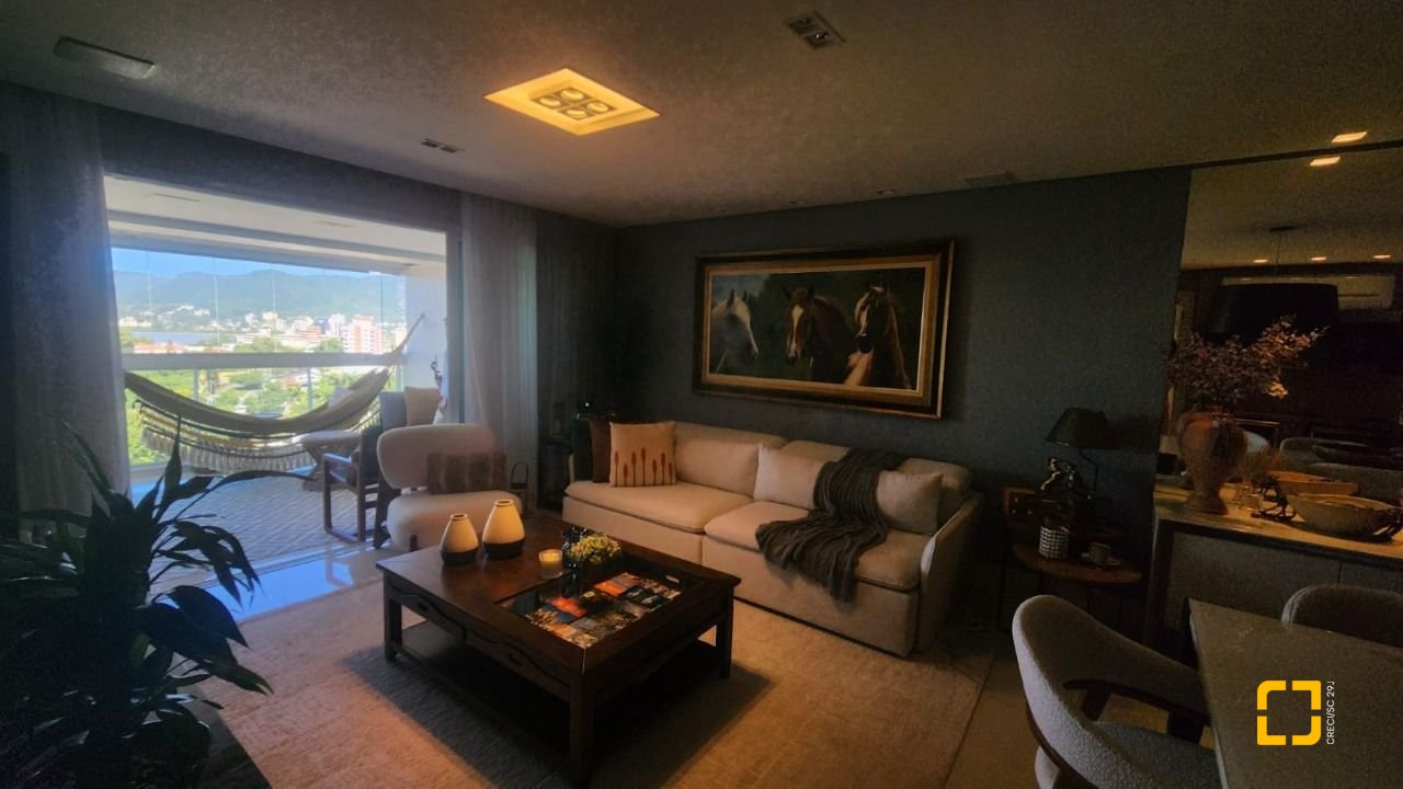 Apartamento com 170m², 3 quartos (sendo 3 suítes), 2 garagens, no bairro Beiramar em Florianópolis