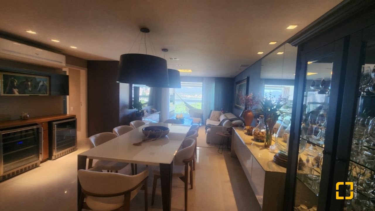 Apartamento com 170m², 3 quartos (sendo 3 suítes), 2 garagens, no bairro Beiramar em Florianópolis