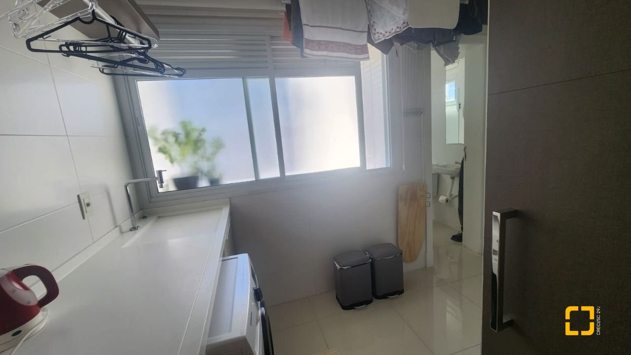 Apartamento com 170m², 3 quartos (sendo 3 suítes), 2 garagens, no bairro Beiramar em Florianópolis