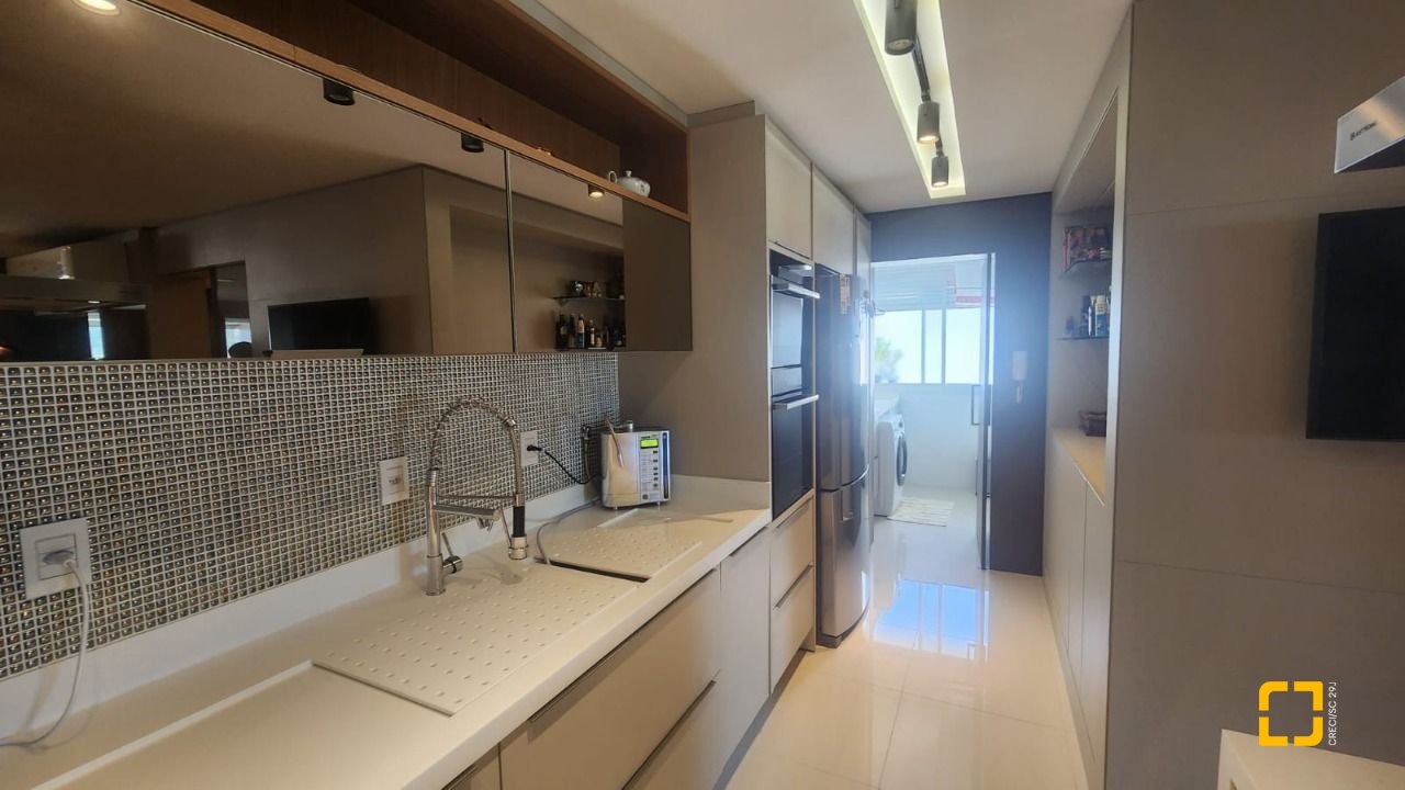 Apartamento com 170m², 3 quartos (sendo 3 suítes), 2 garagens, no bairro Beiramar em Florianópolis