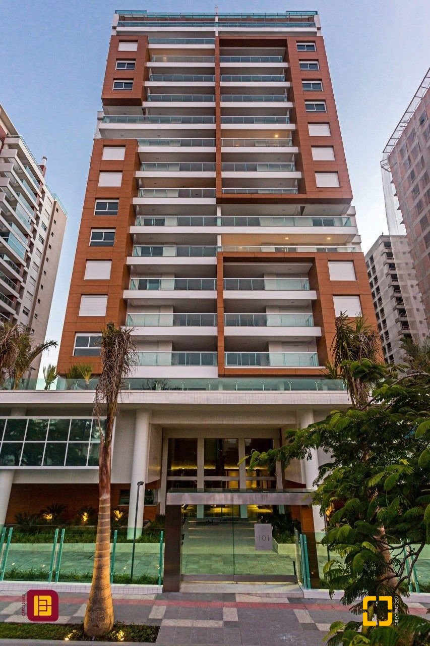 Apartamento com 170m², 3 quartos (sendo 3 suítes), 2 garagens, no bairro Beiramar em Florianópolis