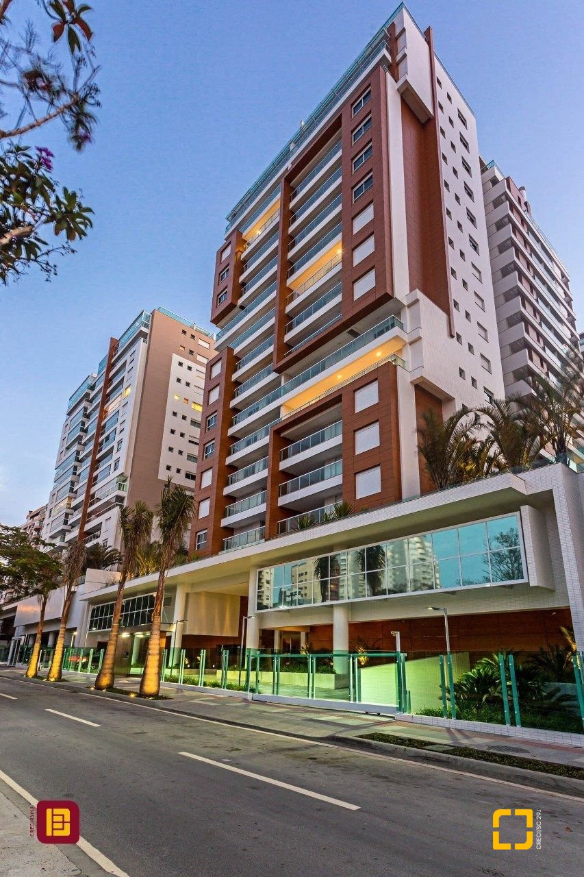 Apartamento com 170m², 3 quartos (sendo 3 suítes), 2 garagens, no bairro Beiramar em Florianópolis