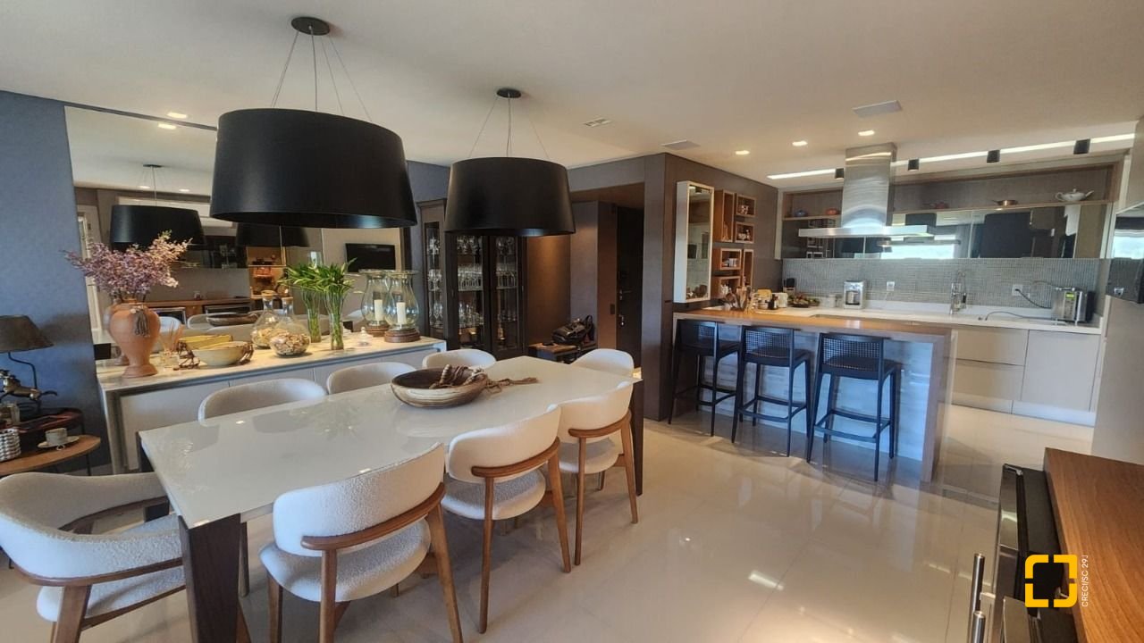 Apartamento com 170m², 3 quartos (sendo 3 suítes), 2 garagens, no bairro Beiramar em Florianópolis