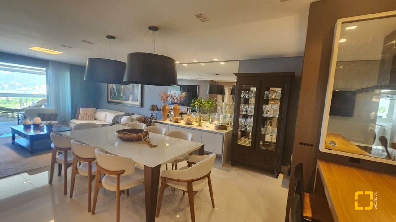 Apartamento com 170m², 3 quartos (sendo 3 suítes), 2 garagens, no bairro Beiramar em Florianópolis