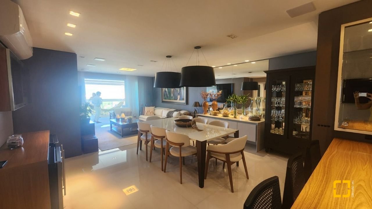Apartamento com 170m², 3 quartos (sendo 3 suítes), 2 garagens, no bairro Beiramar em Florianópolis