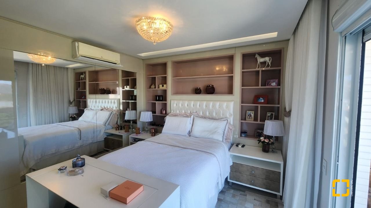 Apartamento com 170m², 3 quartos (sendo 3 suítes), 2 garagens, no bairro Beiramar em Florianópolis