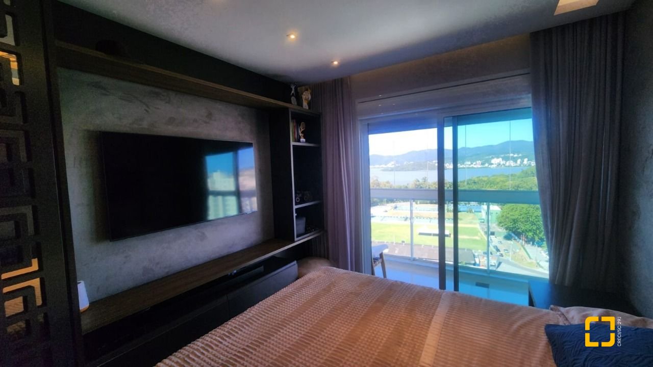 Apartamento com 170m², 3 quartos (sendo 3 suítes), 2 garagens, no bairro Beiramar em Florianópolis