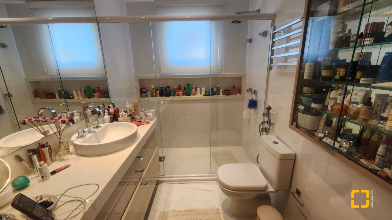 Apartamento com 170m², 3 quartos (sendo 3 suítes), 2 garagens, no bairro Beiramar em Florianópolis
