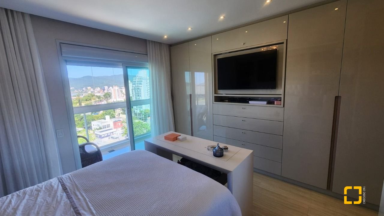 Apartamento com 170m², 3 quartos (sendo 3 suítes), 2 garagens, no bairro Beiramar em Florianópolis