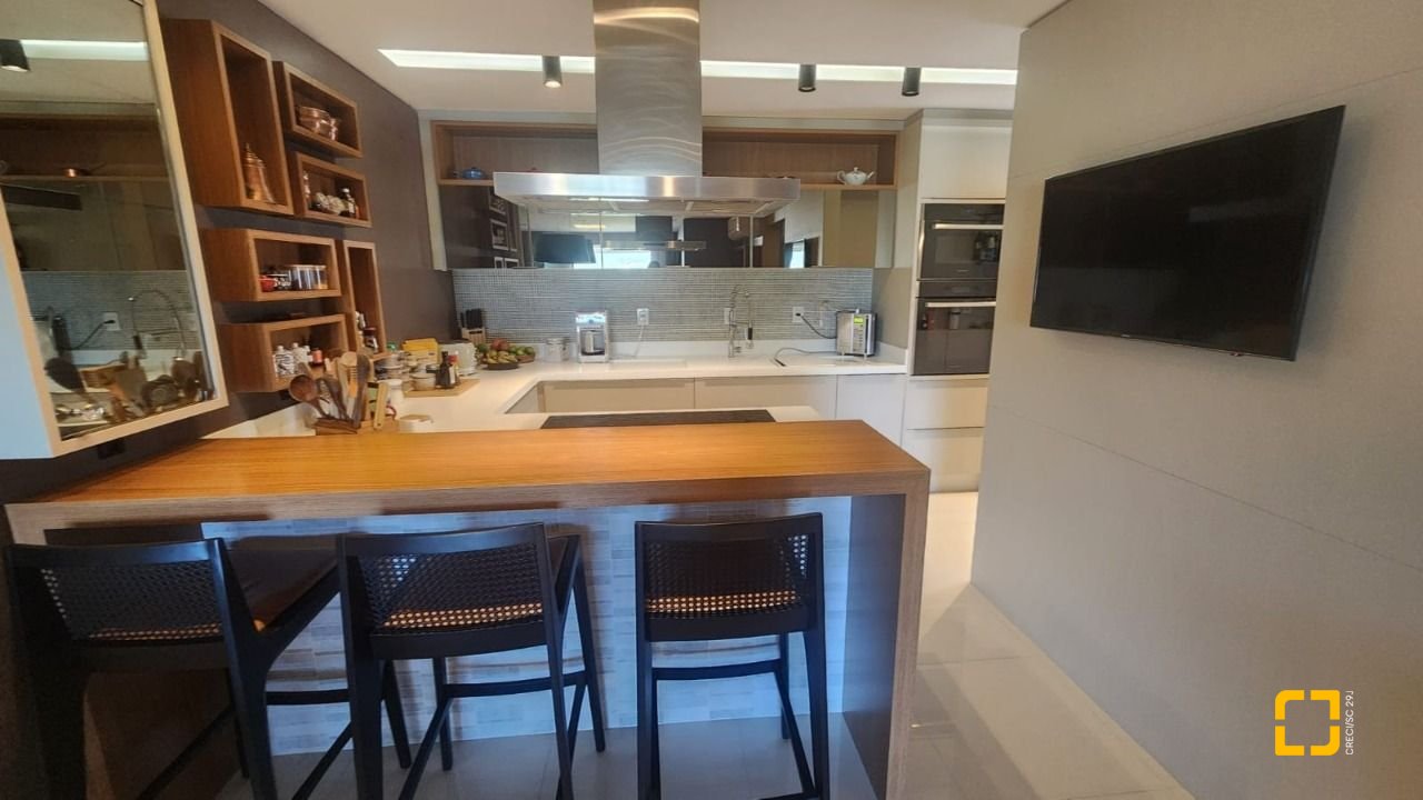 Apartamento com 170m², 3 quartos (sendo 3 suítes), 2 garagens, no bairro Beiramar em Florianópolis