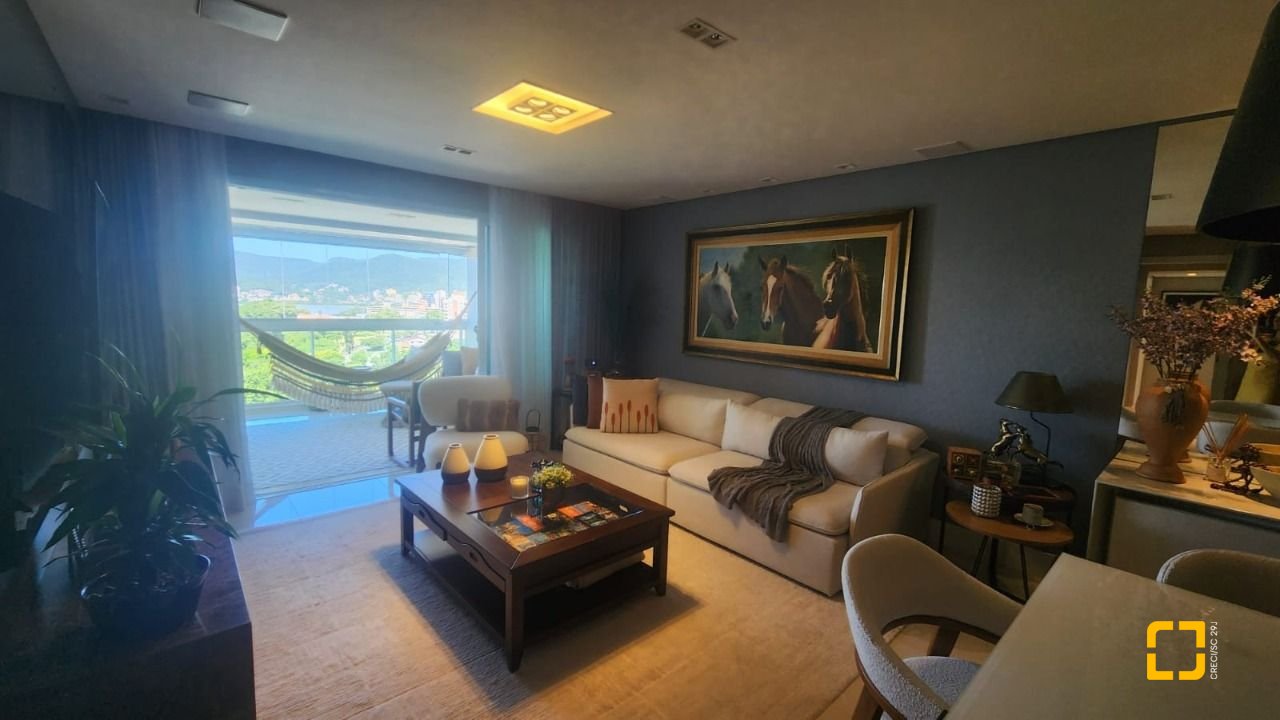 Apartamento com 170m², 3 quartos (sendo 3 suítes), 2 garagens, no bairro Beiramar em Florianópolis
