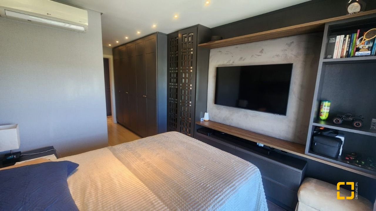 Apartamento com 170m², 3 quartos (sendo 3 suítes), 2 garagens, no bairro Beiramar em Florianópolis