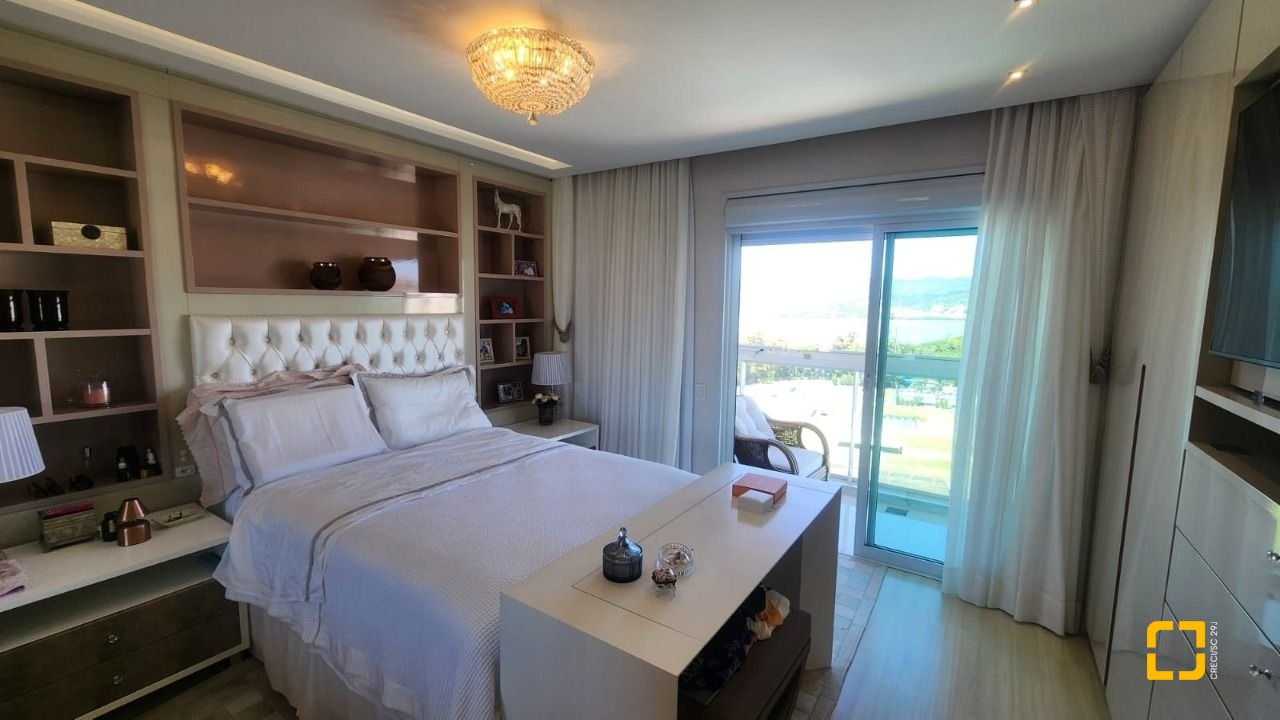 Apartamento com 170m², 3 quartos (sendo 3 suítes), 2 garagens, no bairro Beiramar em Florianópolis