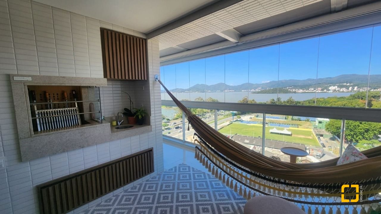 Apartamento com 170m², 3 quartos (sendo 3 suítes), 2 garagens, no bairro Beiramar em Florianópolis