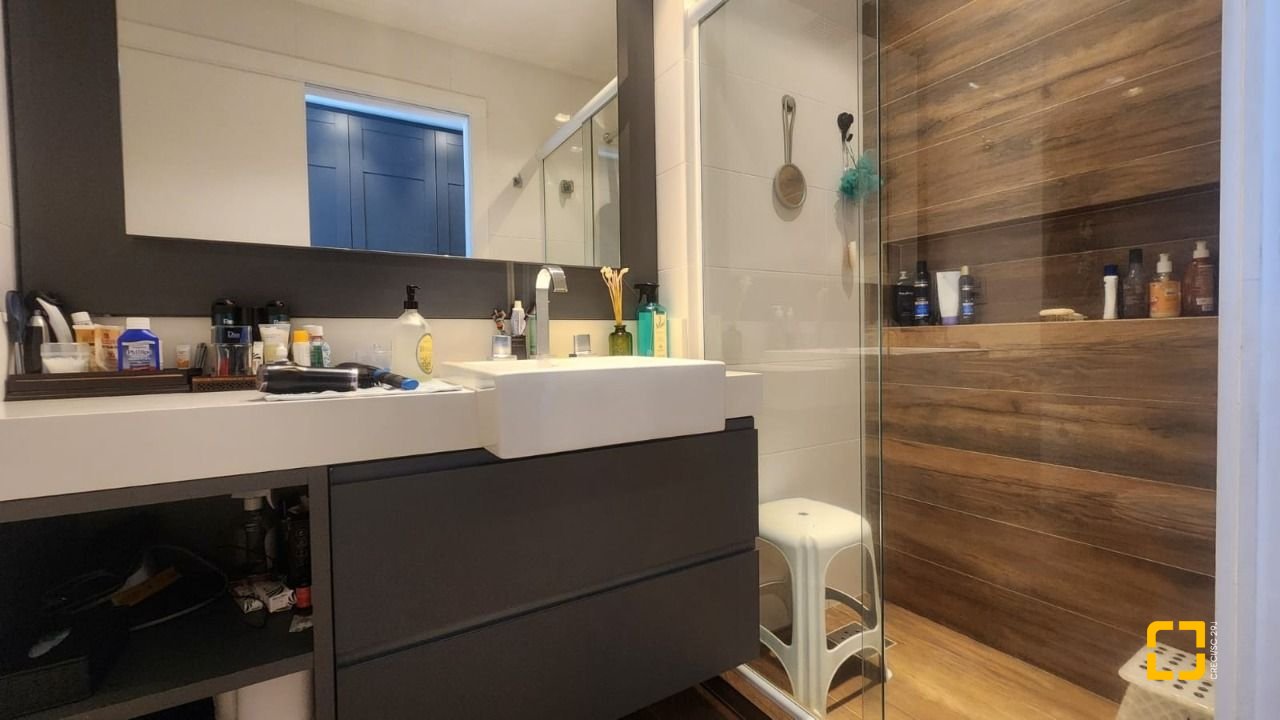 Apartamento com 170m², 3 quartos (sendo 3 suítes), 2 garagens, no bairro Beiramar em Florianópolis