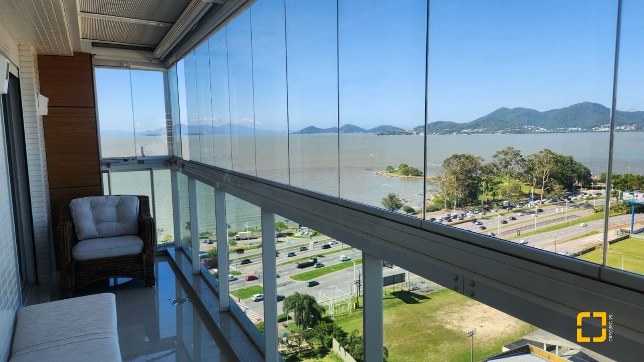 Apartamento com 170m², 3 quartos (sendo 3 suítes), 2 garagens, no bairro Beiramar em Florianópolis