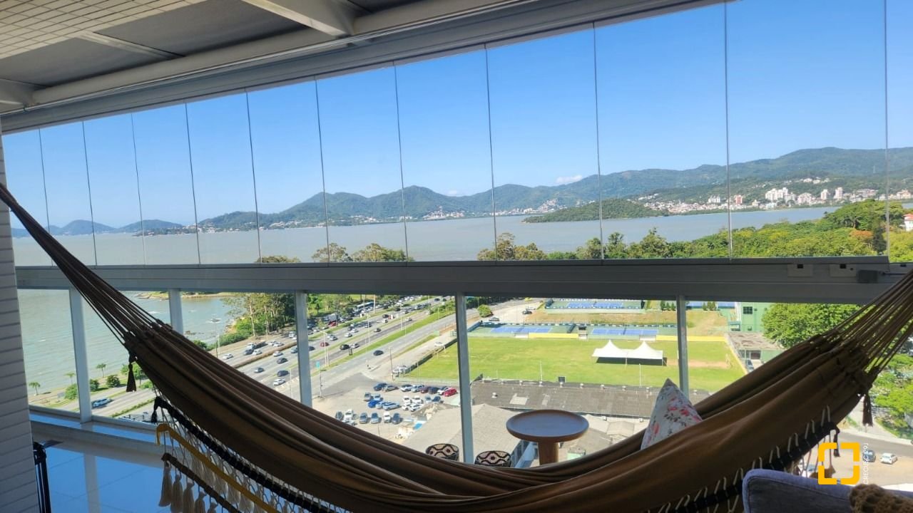 Apartamento com 170m², 3 quartos (sendo 3 suítes), 2 garagens, no bairro Beiramar em Florianópolis