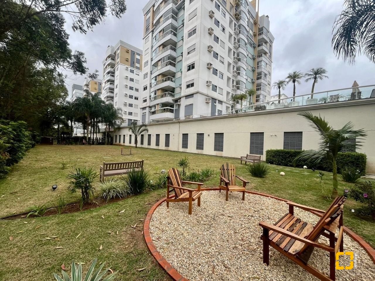 Apartamento com 79m², 3 quartos (sendo 1 suíte), 1 garagem, no bairro Itacorubi em Florianópolis