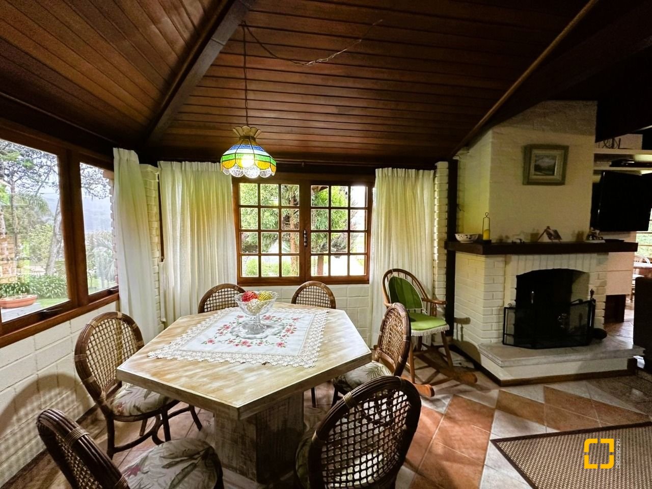 Casa de Condomínio com 240m², 4 quartos (sendo 2 suítes), 4 garagens, no bairro Rio dos Bugres em Rancho Queimado