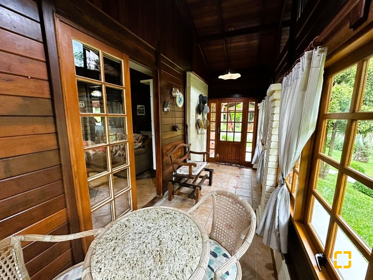 Casa de Condomínio com 240m², 4 quartos (sendo 2 suítes), 4 garagens, no bairro Rio dos Bugres em Rancho Queimado