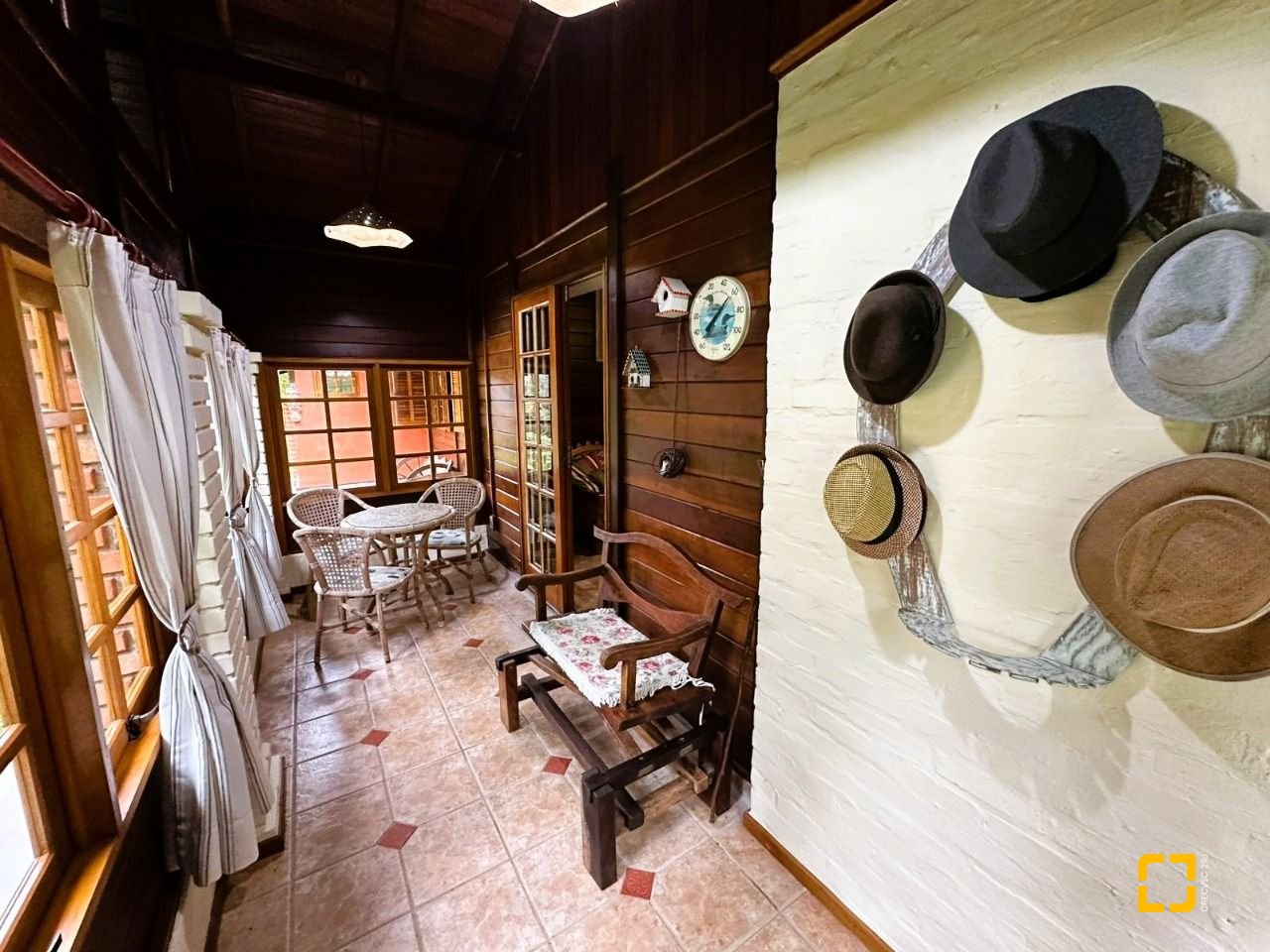 Casa de Condomínio com 240m², 4 quartos (sendo 2 suítes), 4 garagens, no bairro Rio dos Bugres em Rancho Queimado