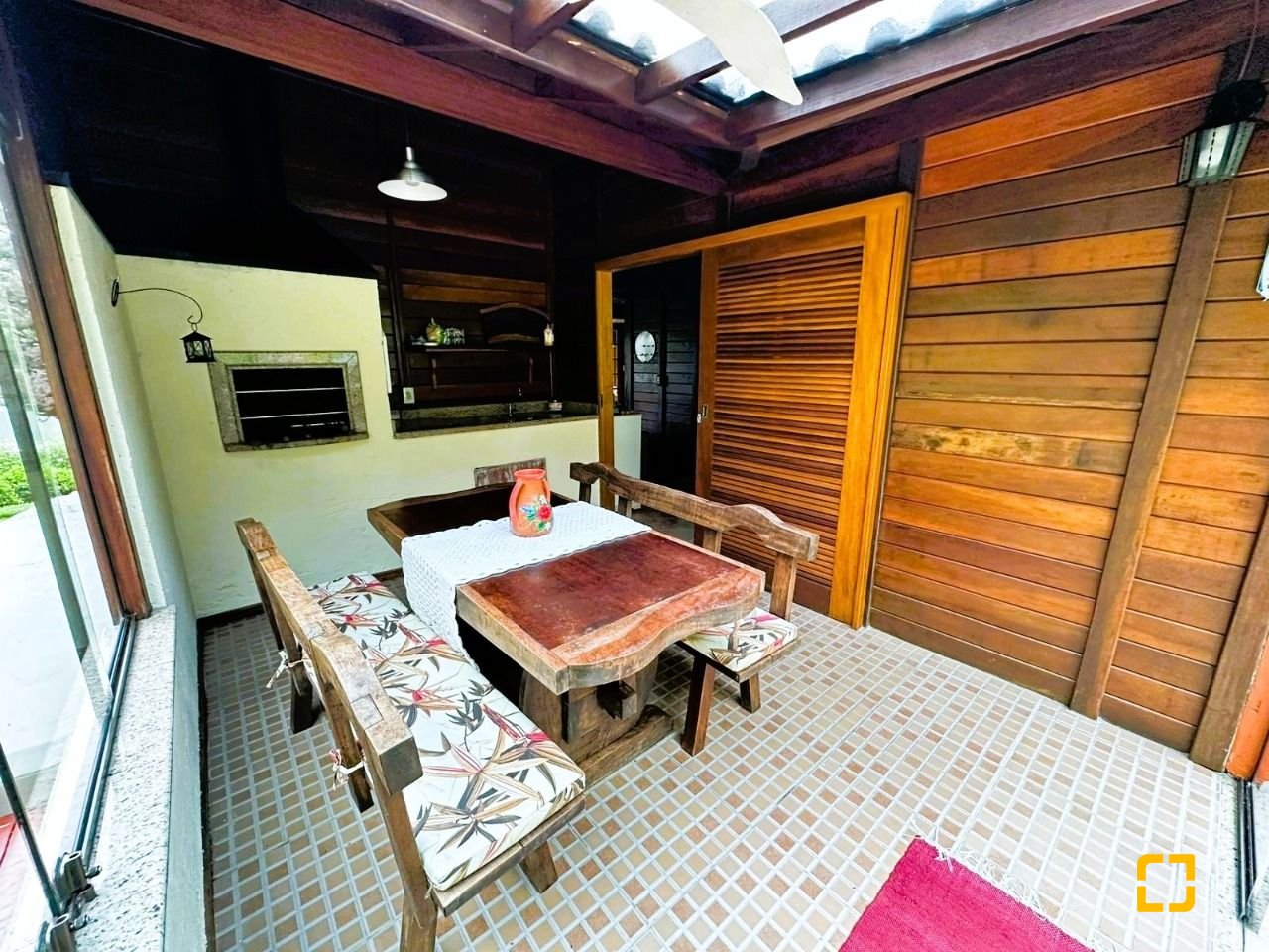 Casa de Condomínio com 240m², 4 quartos (sendo 2 suítes), 4 garagens, no bairro Rio dos Bugres em Rancho Queimado